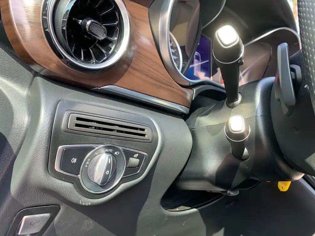 Mercedes-Benz V-Class 2022 — фото 23