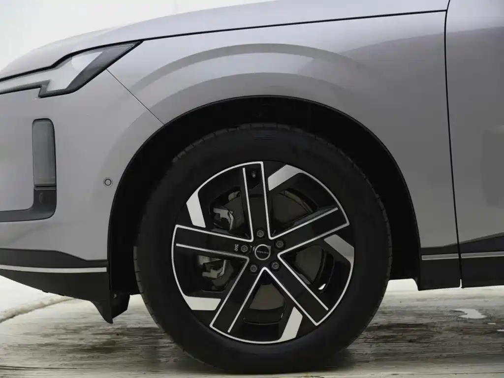 Volvo XC70 Plug-In Hybrid 2025 — фото 5
