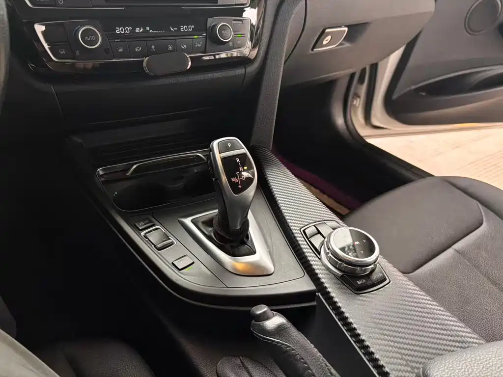 BMW 3 Series 2017 — фото 18