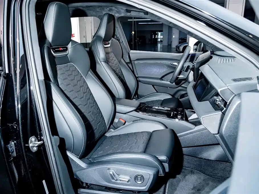 Audi Q6L e-tron 2025 — фото 22