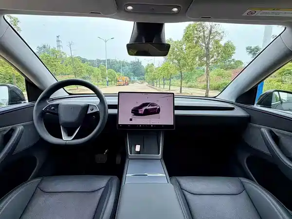 Tesla Model Y 2025