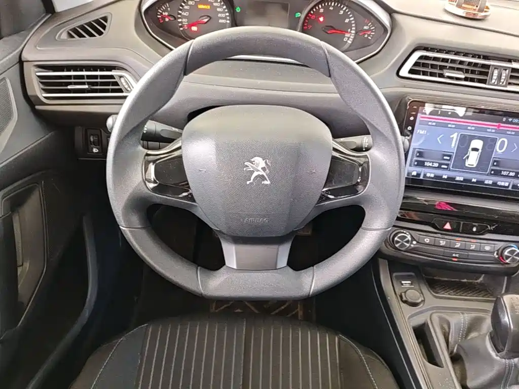 Peugeot 308 2018 — фото 11