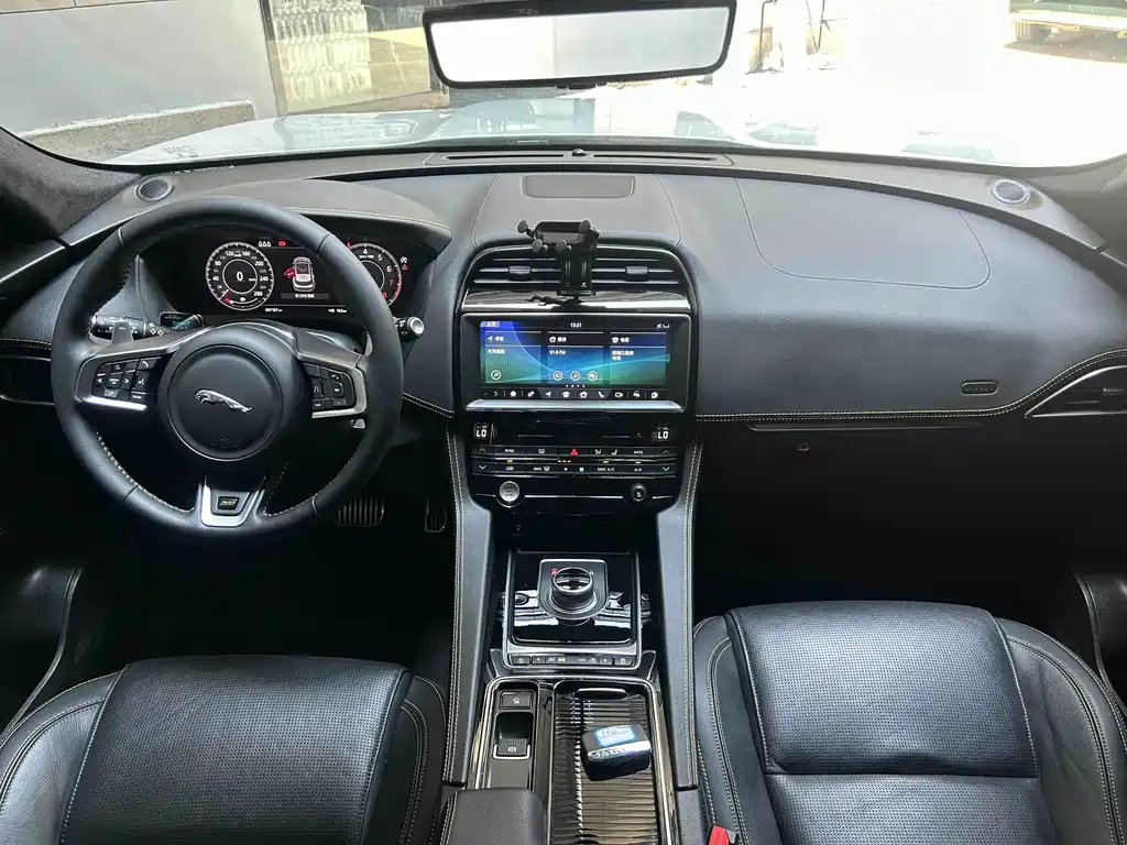 Jaguar F-PACE 2021 — фото 12
