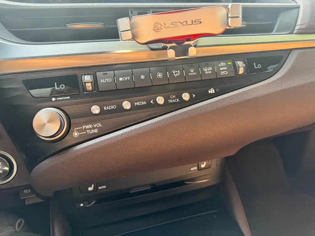 Lexus ES 2021 — фото 13