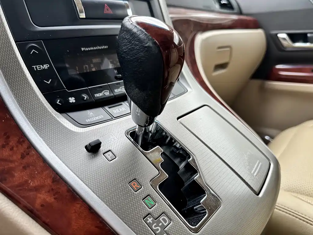 Toyota Alphard 2010 — фото 13