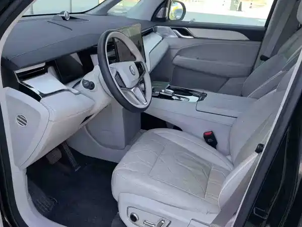 Volvo EM90 2024