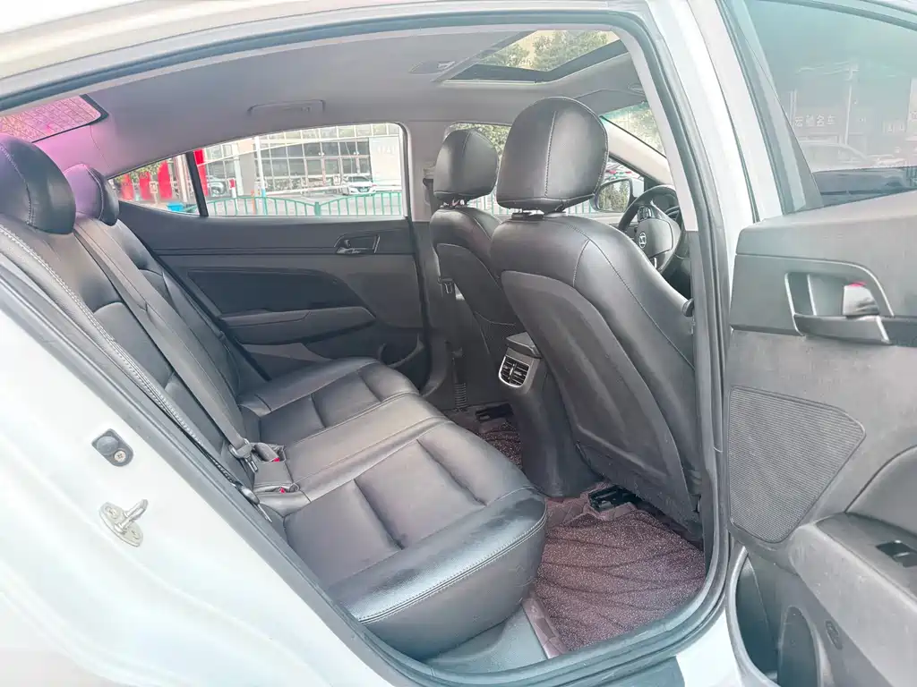 Hyundai Elantra 2019 — фото 12