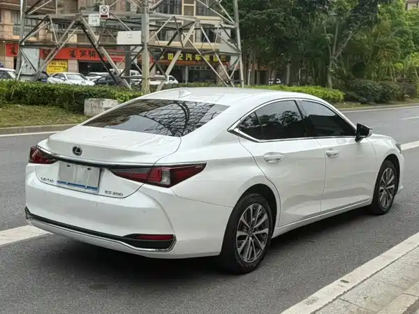 Lexus ES 2024