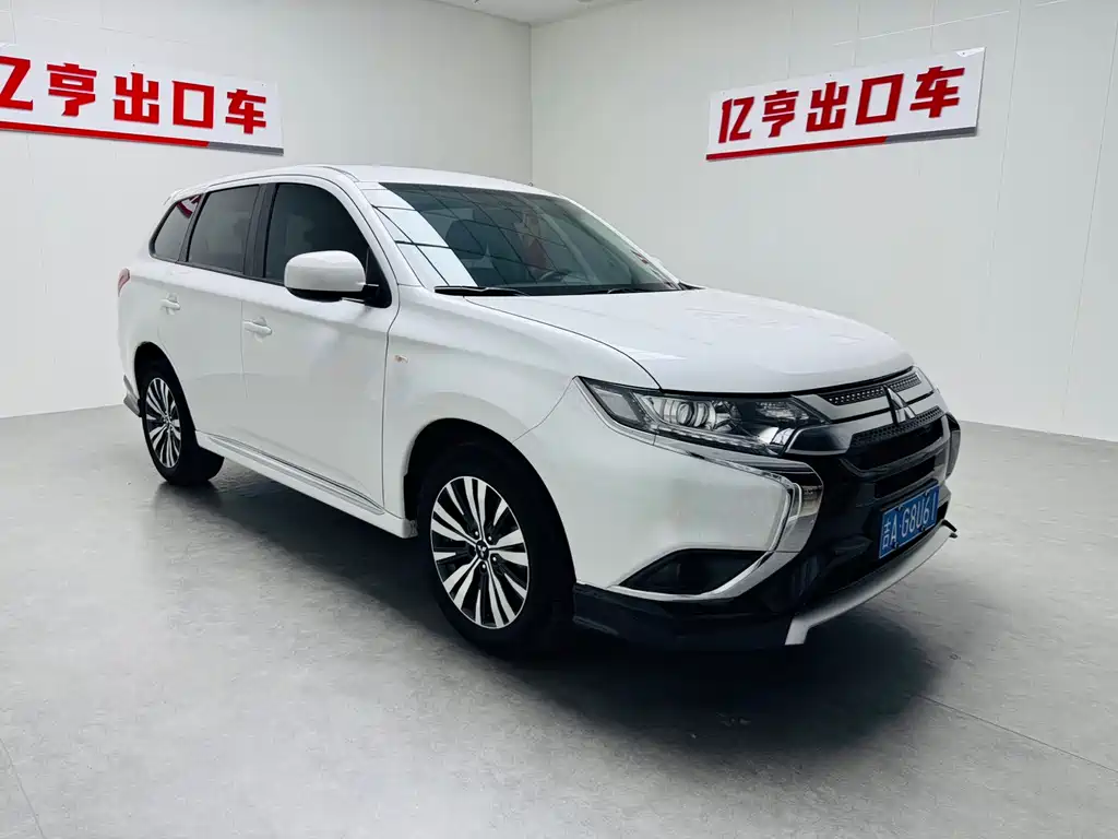 Mitsubishi Outlander 2021 — фото 2