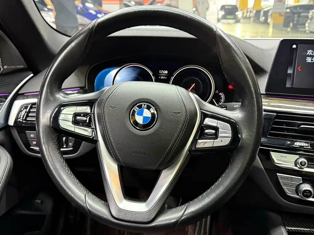 BMW 5 Series 2018 — фото 15