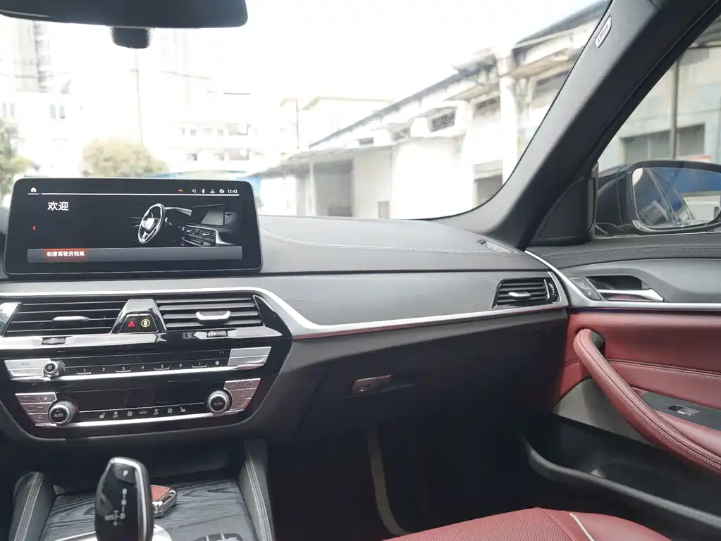 BMW 5 Series 2023 — фото 16