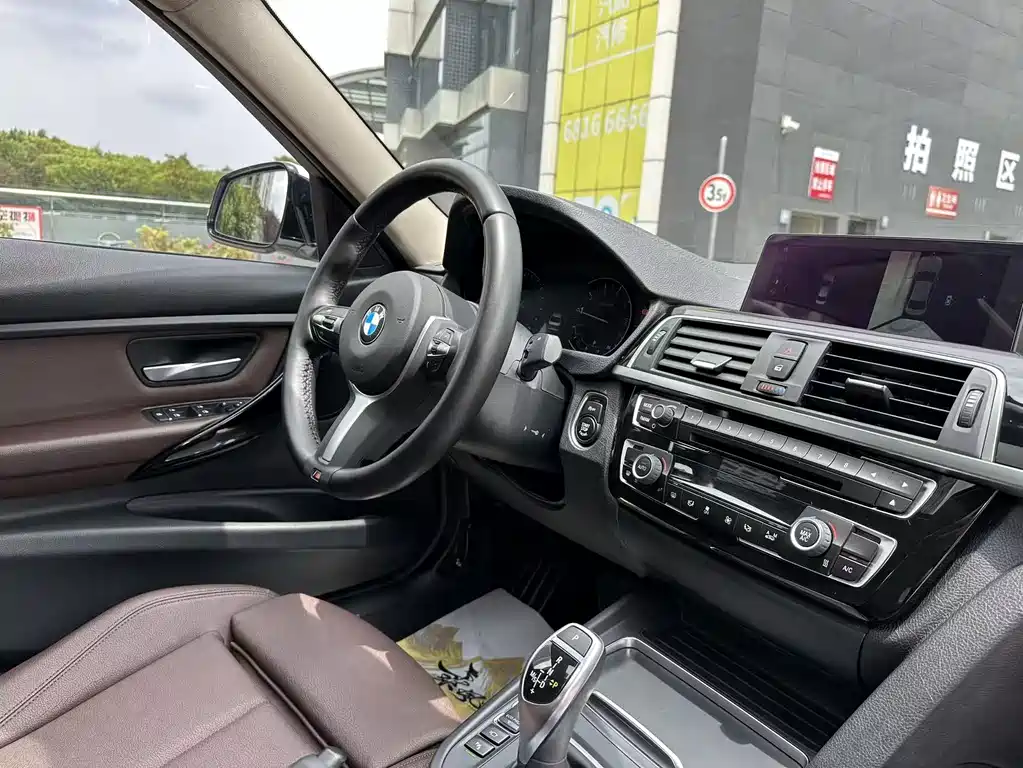 BMW 3 Series 2018 — фото 30