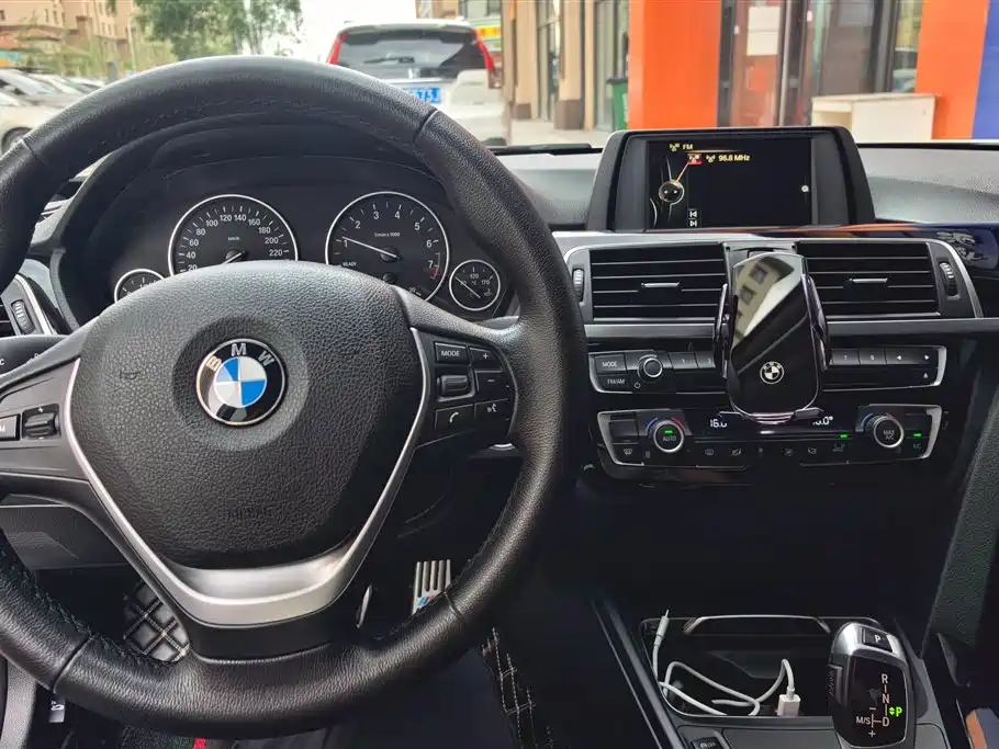 BMW 3 Series 2017 — фото 12