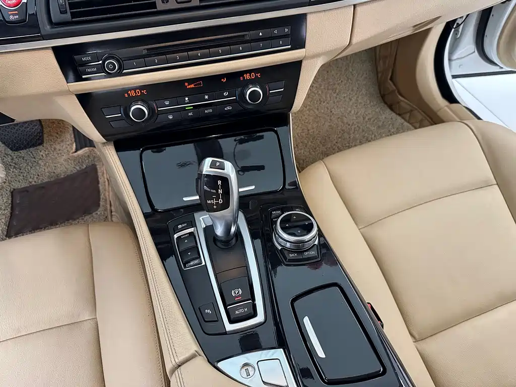 BMW 5 Series 2015 — фото 18
