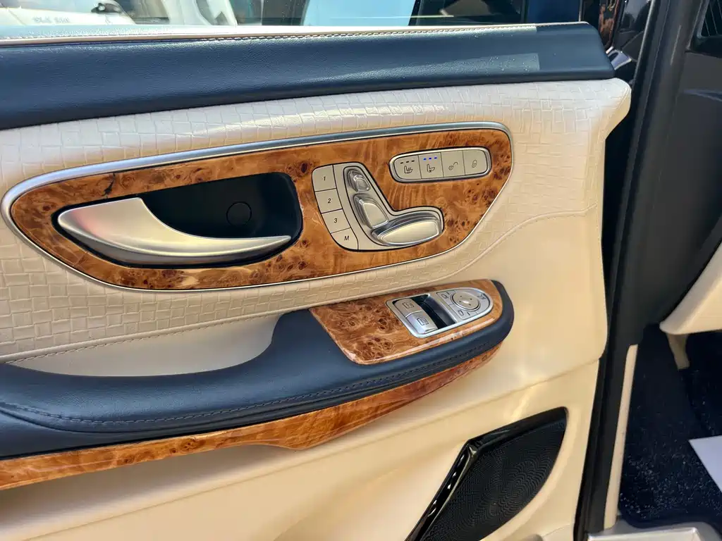 Mercedes-Benz V-Class 2021 — фото 11