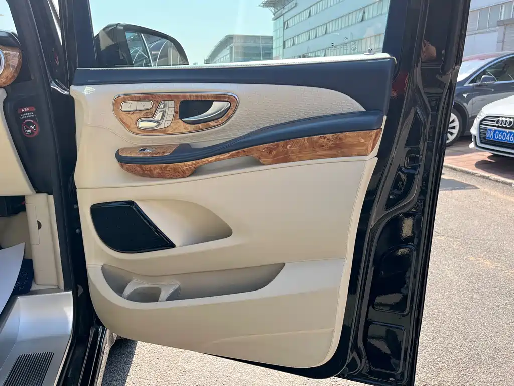 Mercedes-Benz V-Class 2021 — фото 28