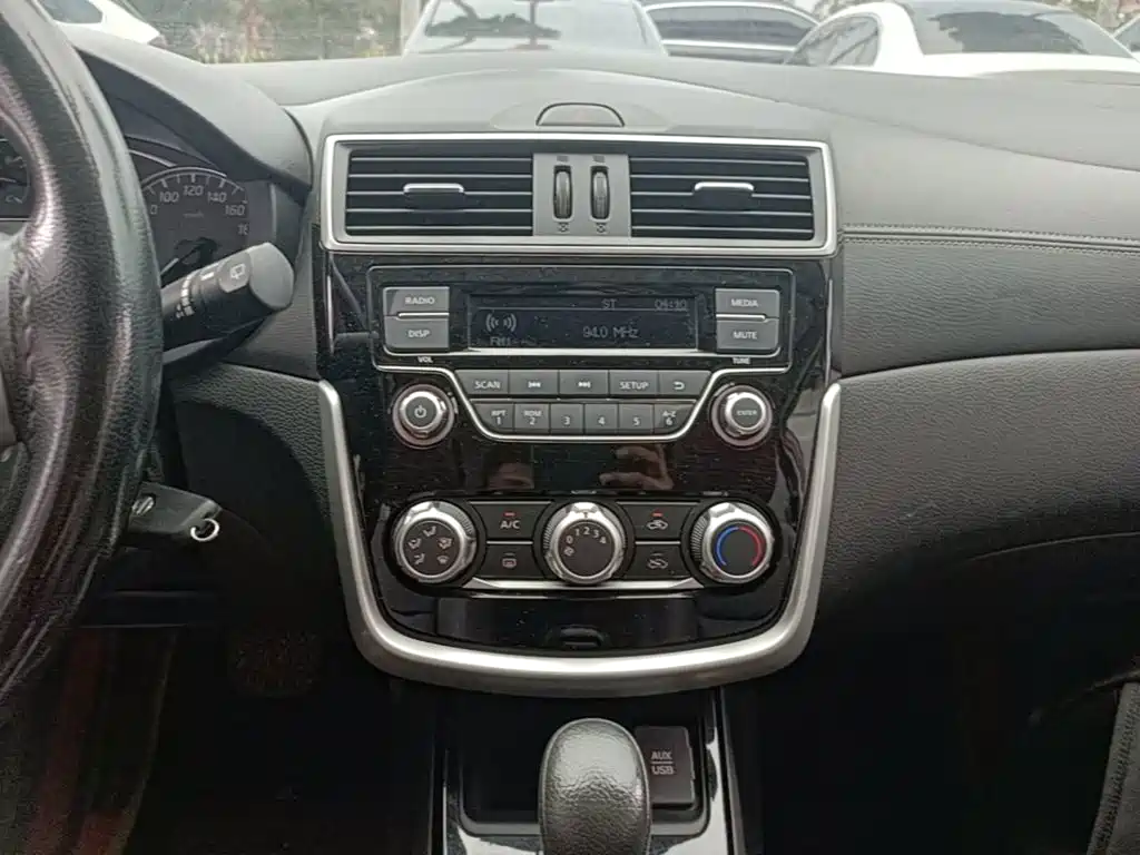 Nissan Tiida 2017 — фото 13