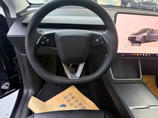 Tesla Model Y 2025