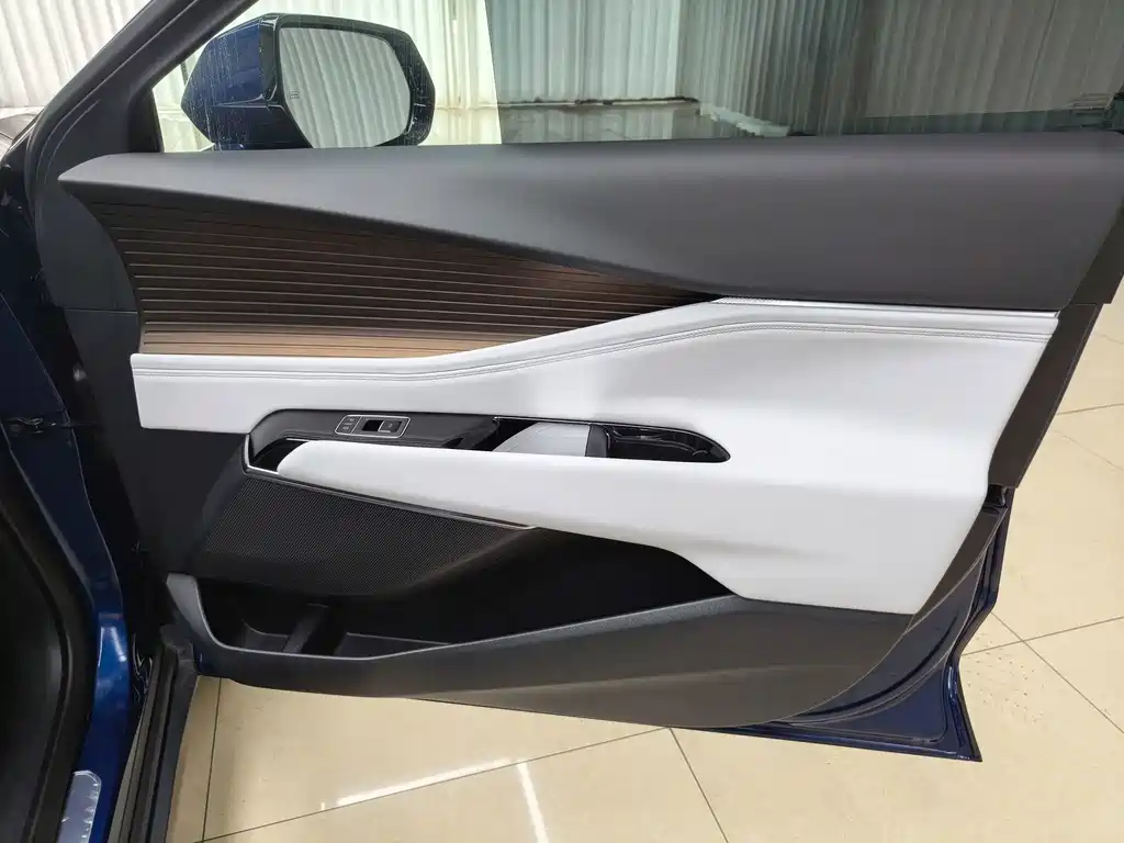 Cadillac GT4 2025 — фото 18