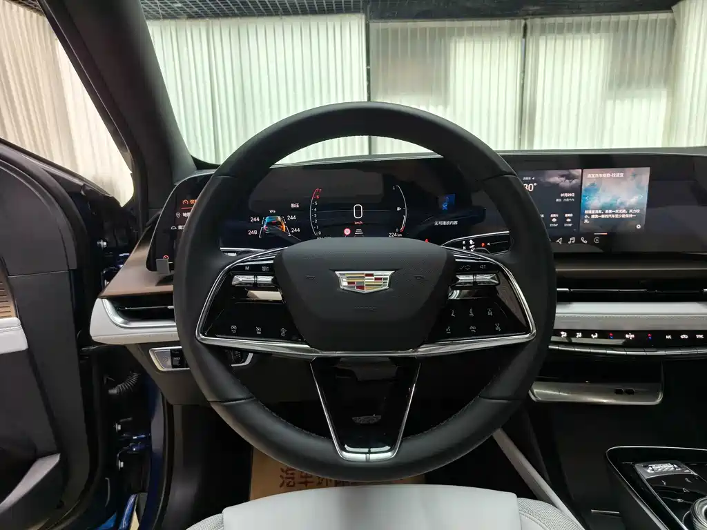 Cadillac GT4 2025 — фото 13