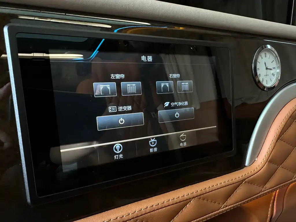 Mercedes-Benz V-Class 2019 — фото 16