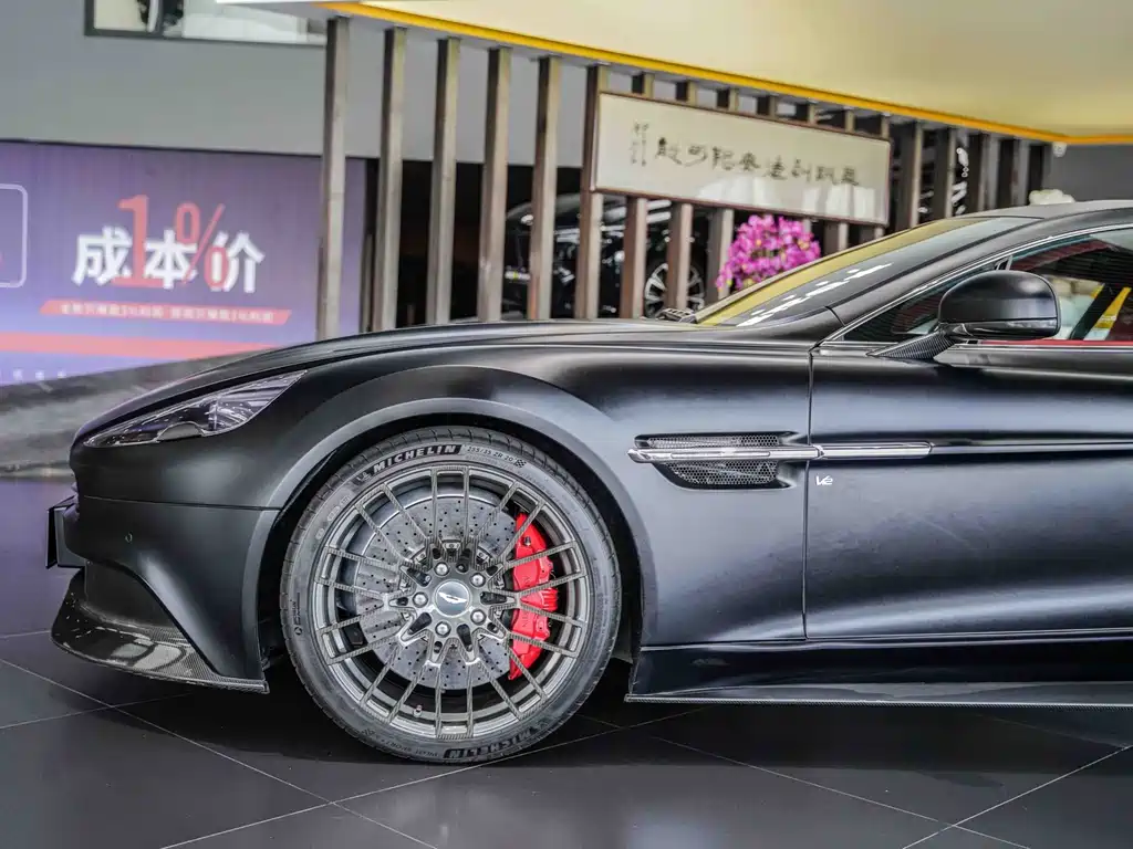 Aston Martin Vanquish 2017 — фото 13