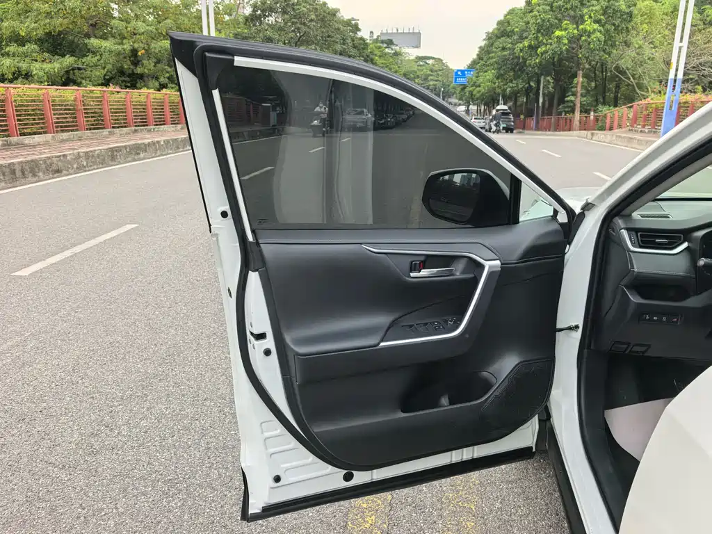 Toyota RAV4 2021 — фото 13