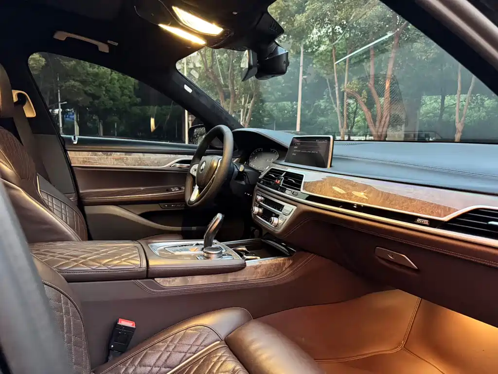 BMW 7 Series 2020 — фото 12