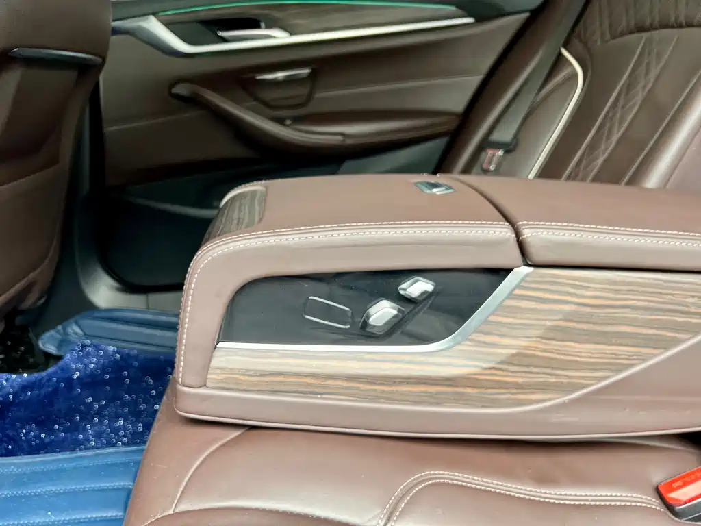 BMW 5 Series 2019 — фото 13