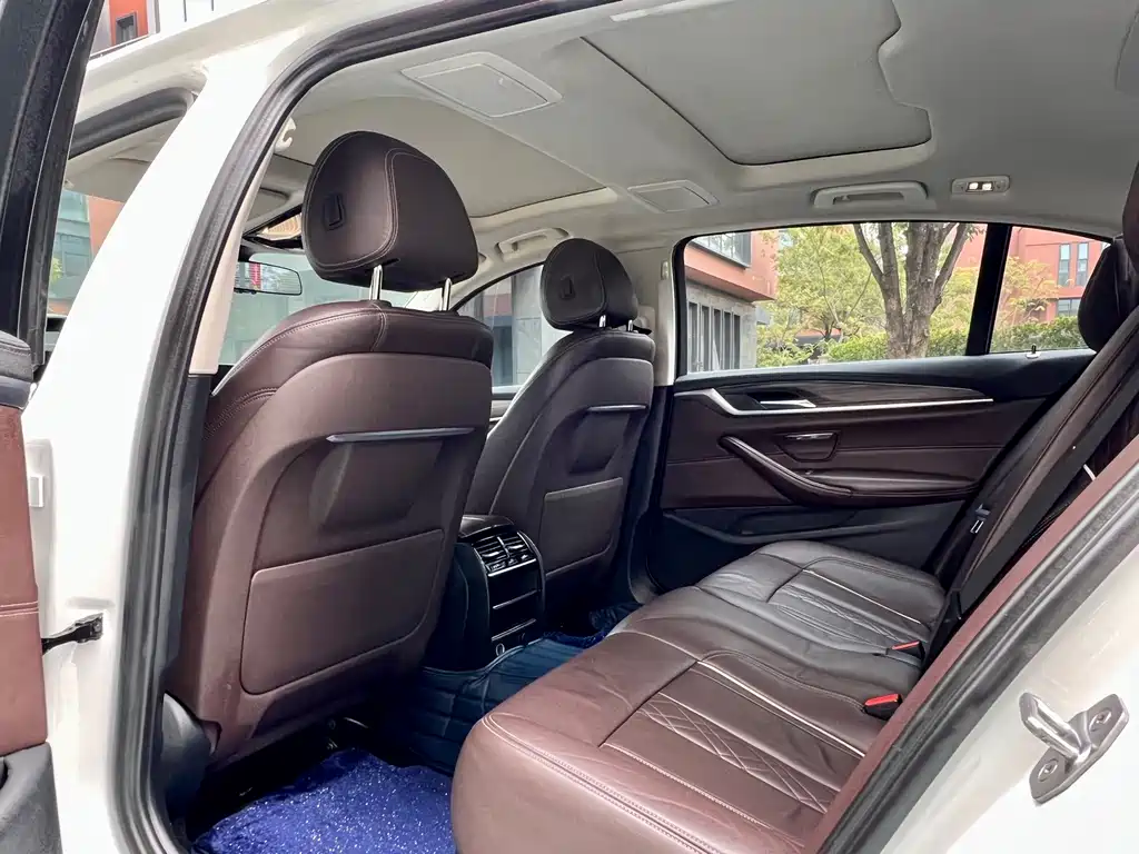 BMW 5 Series 2019 — фото 10