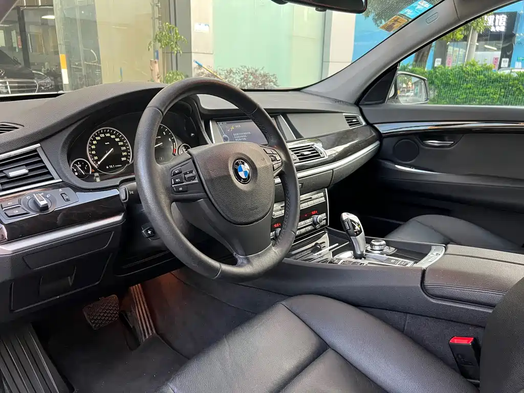 BMW 5 Series GT 2011 — фото 8