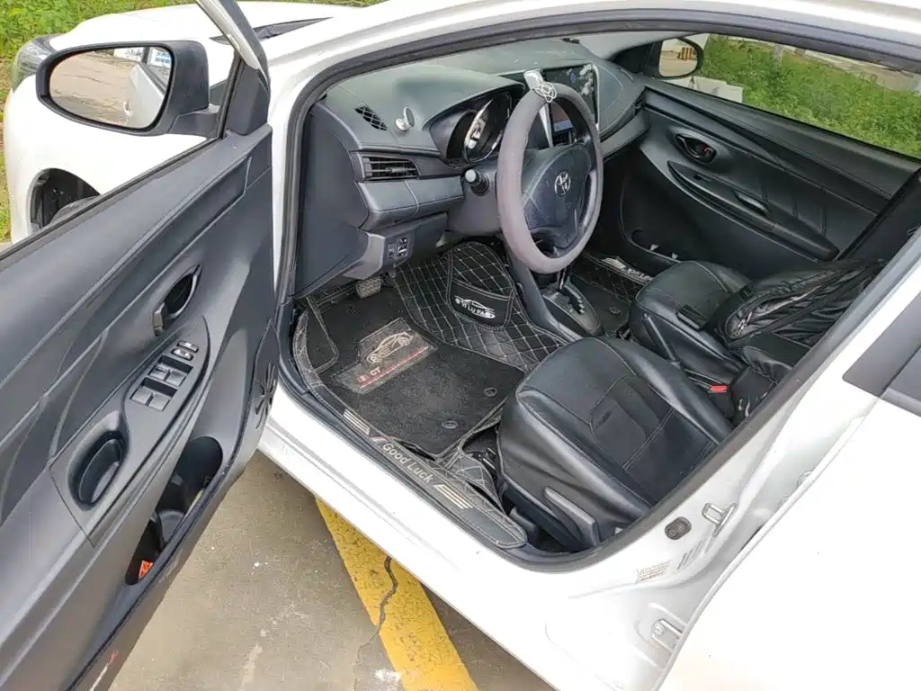 Toyota Yaris L 2020 — фото 16