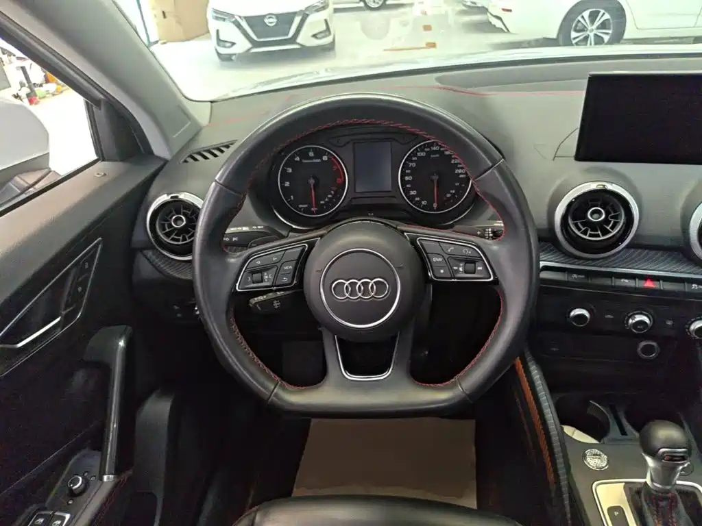 Audi Q2L 2022 — фото 11