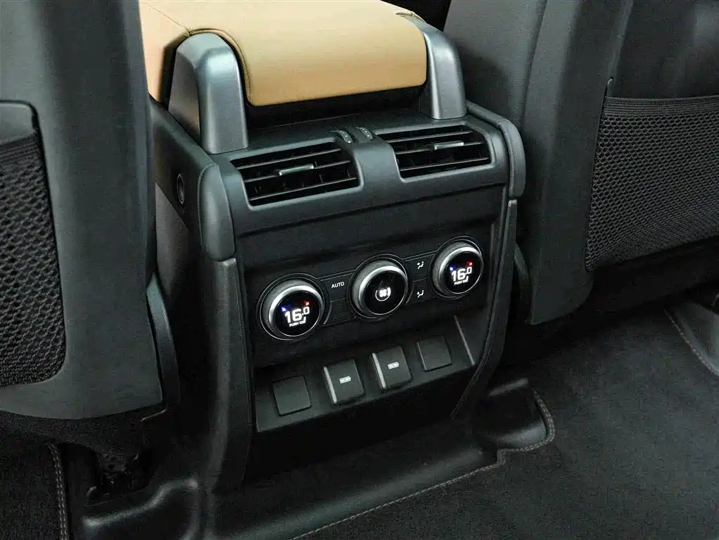 Land Rover Defender 2024 — фото 16