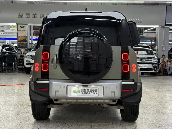 Land Rover Defender 2021