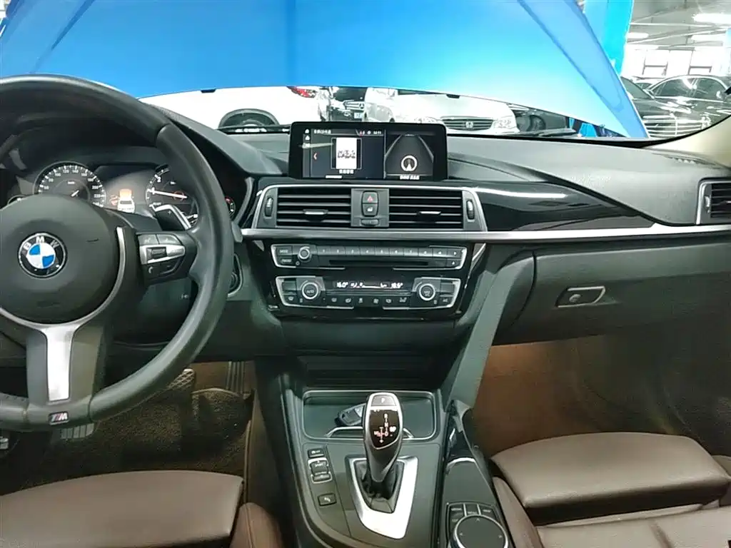 BMW 3 Series 2018 — фото 13