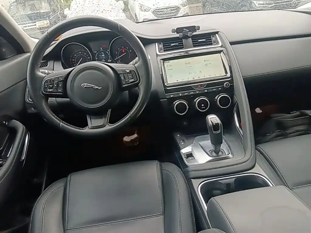 Jaguar E-PACE 2021 — фото 10