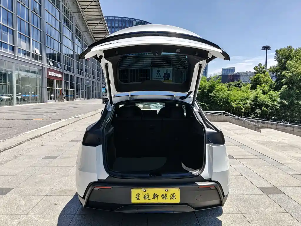 Tesla Model Y 2026 — фото 11