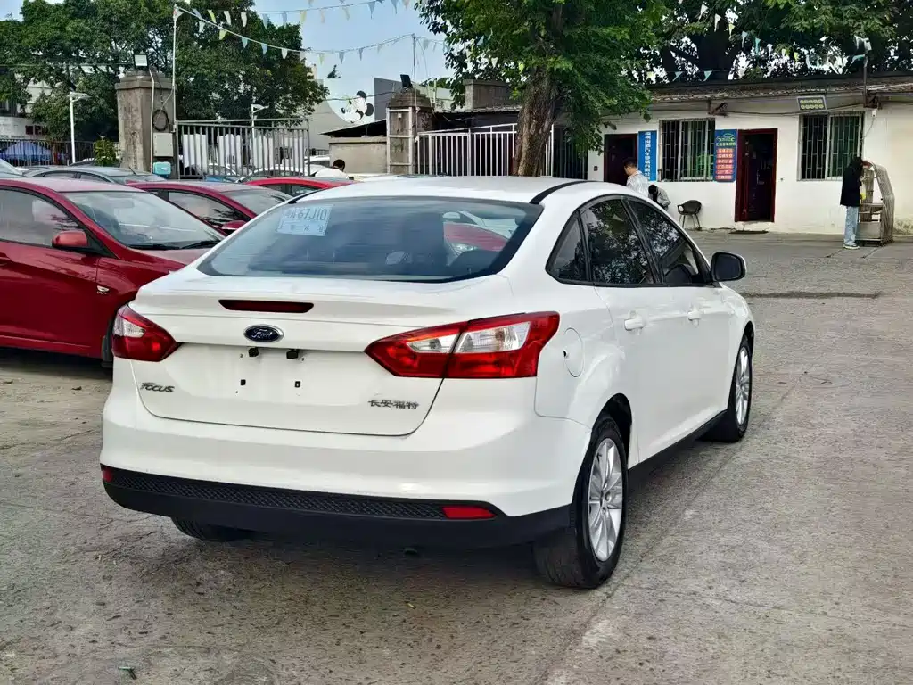 Ford Focus 2015 — фото 9