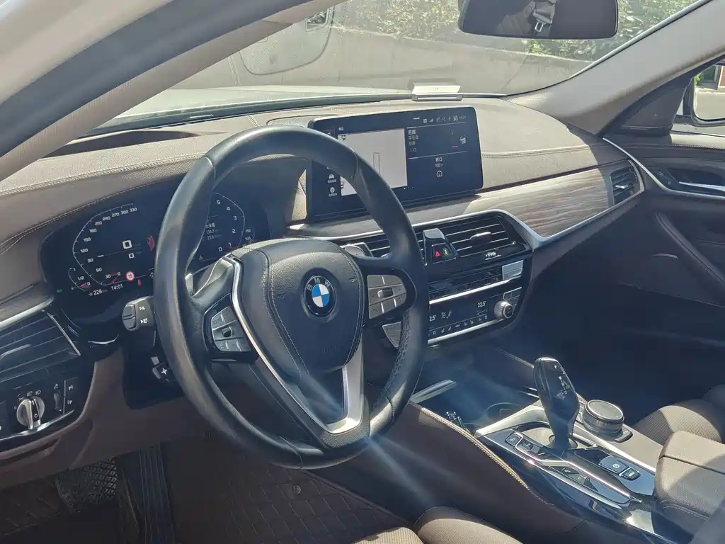 BMW 5 Series 2021 — фото 12