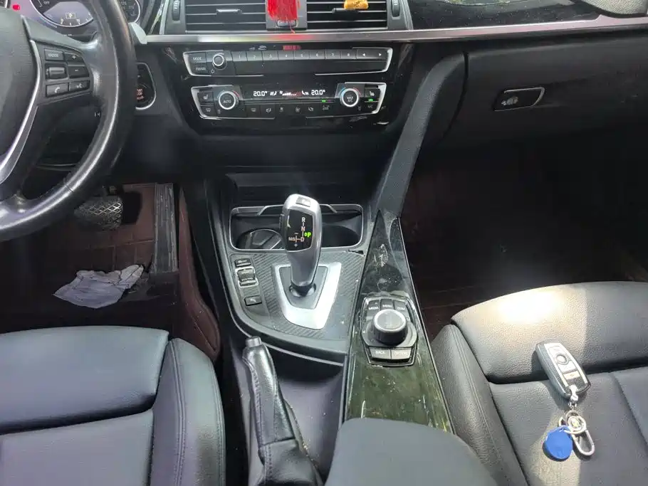 BMW 3 Series 2018 — фото 16