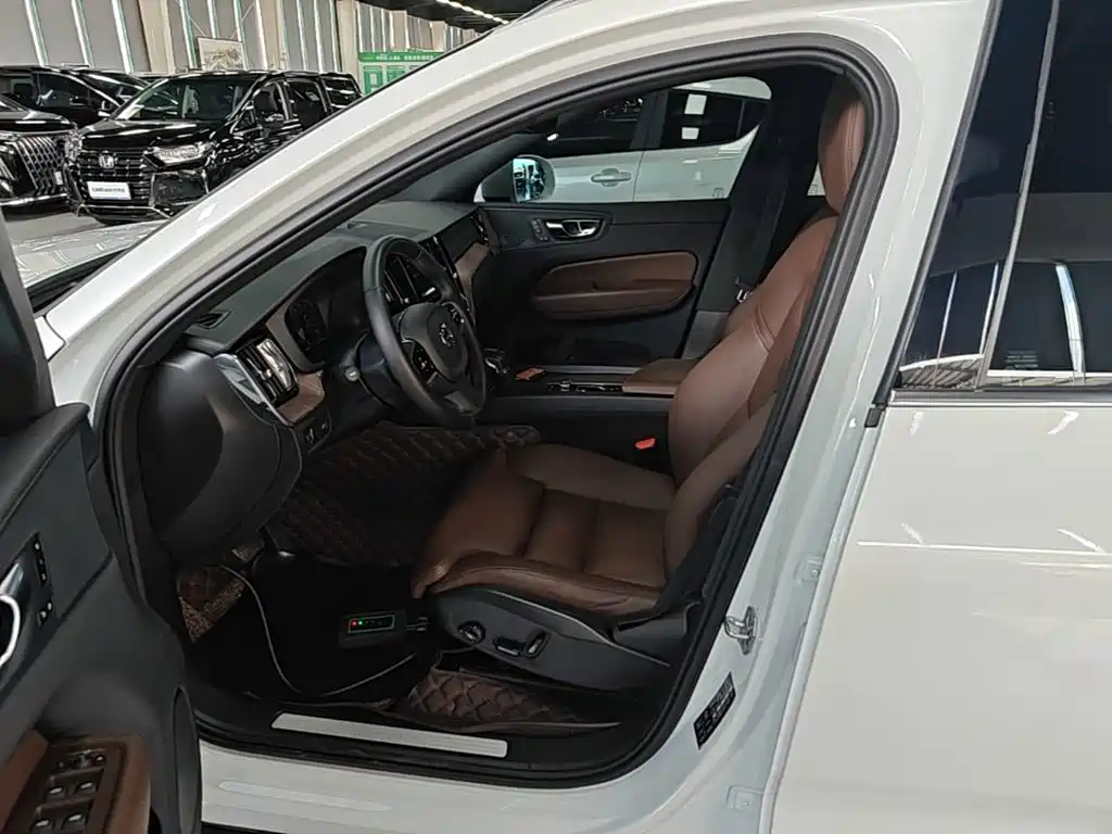 Volvo XC60 2020 — фото 15