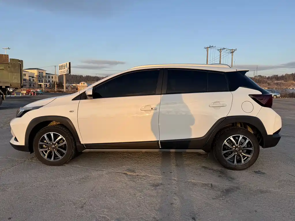 Toyota Yaris L 2022 — фото 3