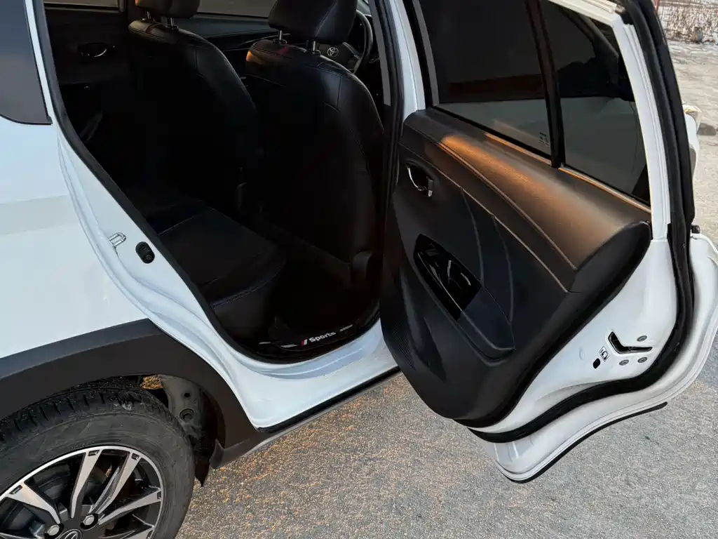 Toyota Yaris L 2022 — фото 12
