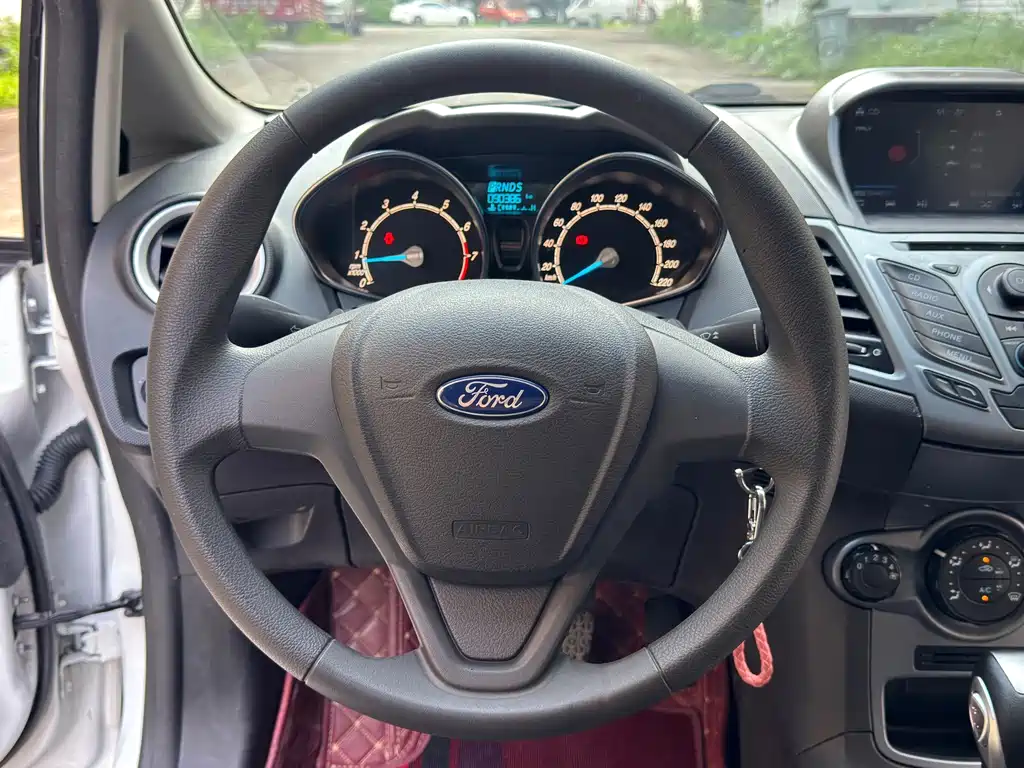 Ford Fiesta 2015 — фото 12