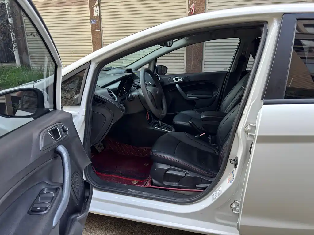 Ford Fiesta 2015 — фото 14
