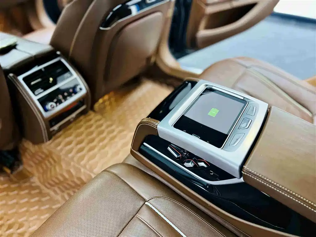 BMW 7 Series 2018 — фото 16