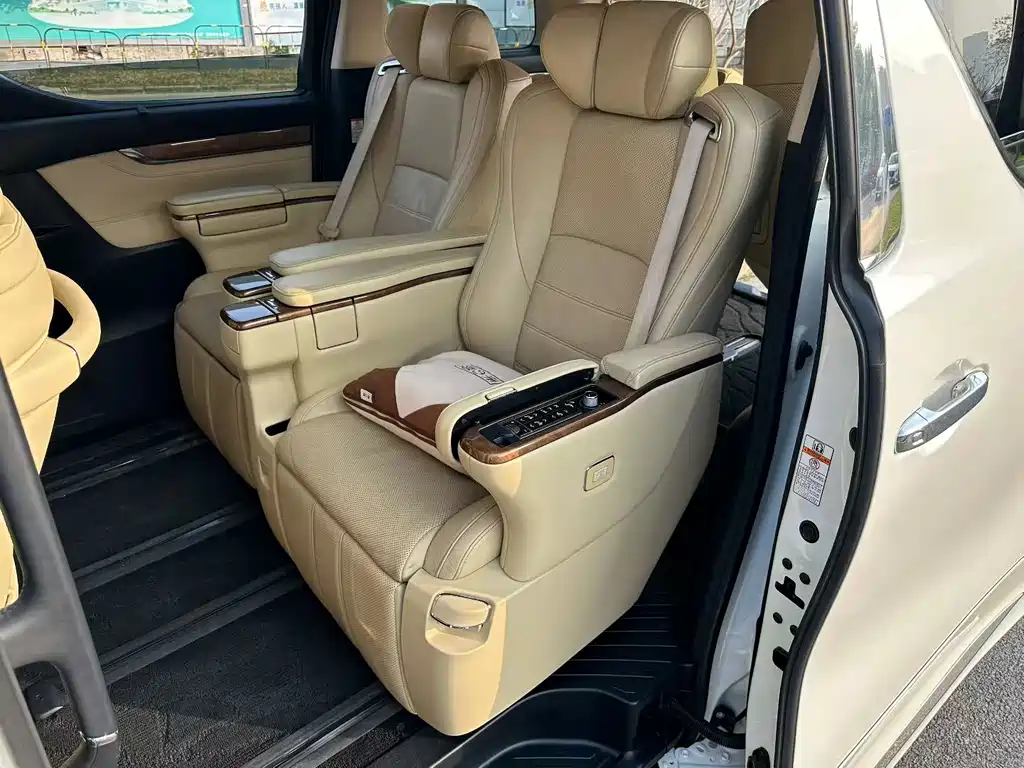 Toyota Alphard 2017 — фото 7