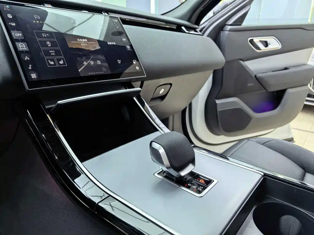 Land Rover Range Rover Velar 2025 — фото 7