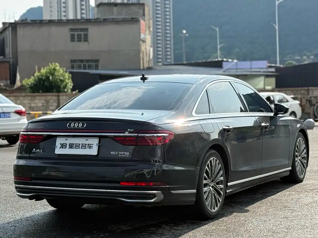 Audi A8 2022 — фото 7